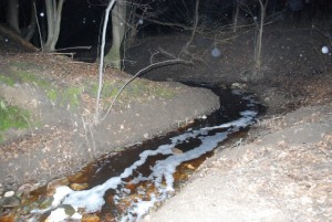 Vodný tok bol spenený znečistením látkami zo skládky