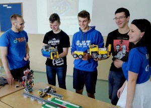 Študenti z Prievidze na súťaži robotiky