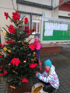 Deti vyzdobili vianočné stromčeky
